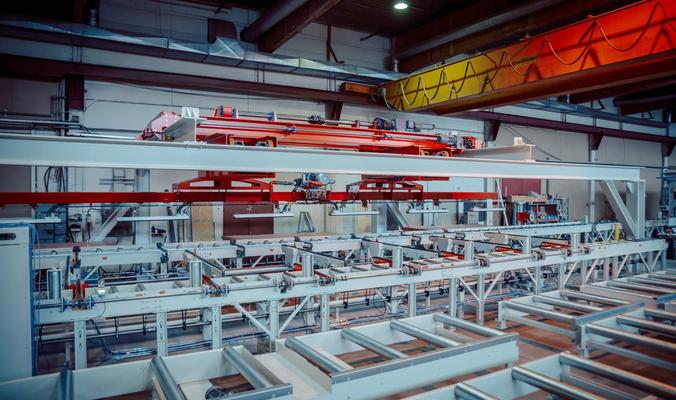 vesmes_tuotantolinja_676x400 Vesmesin toimittama automaattinen materiaalinkäsittelyjärjestelmä rullaradalla ja robottitarttujalla